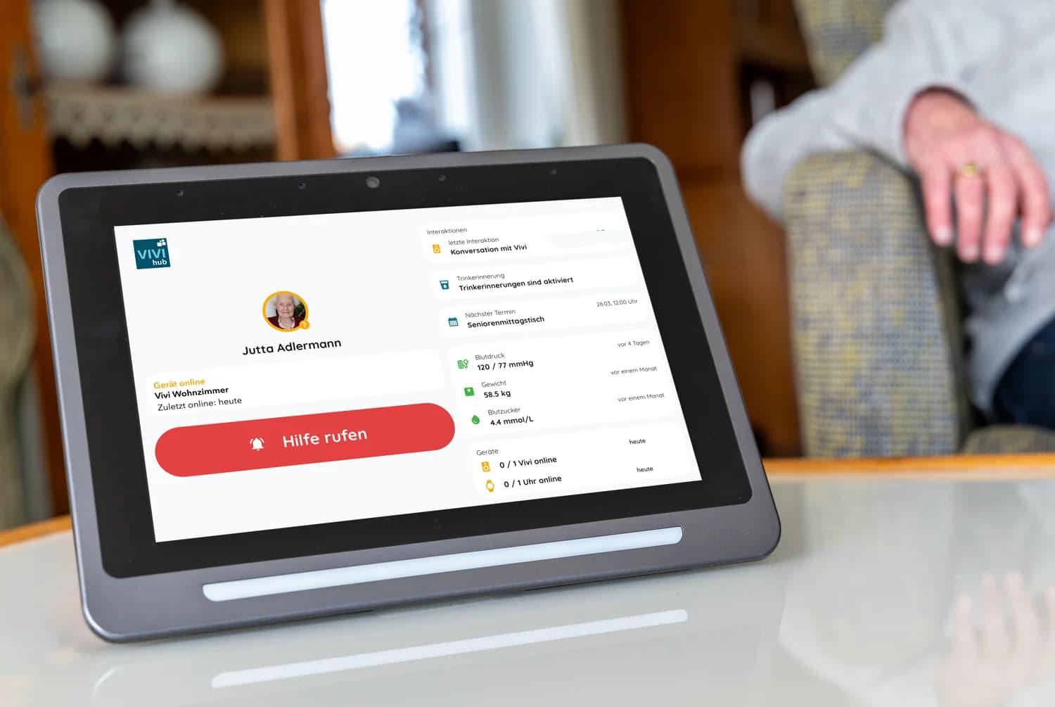 VIVI hub — Intelligenter Sprachassistent mit Touchscreen im Wohnzimmer, zeigt Benutzerprofil, Vitalwerte und Hilfe-Funktion