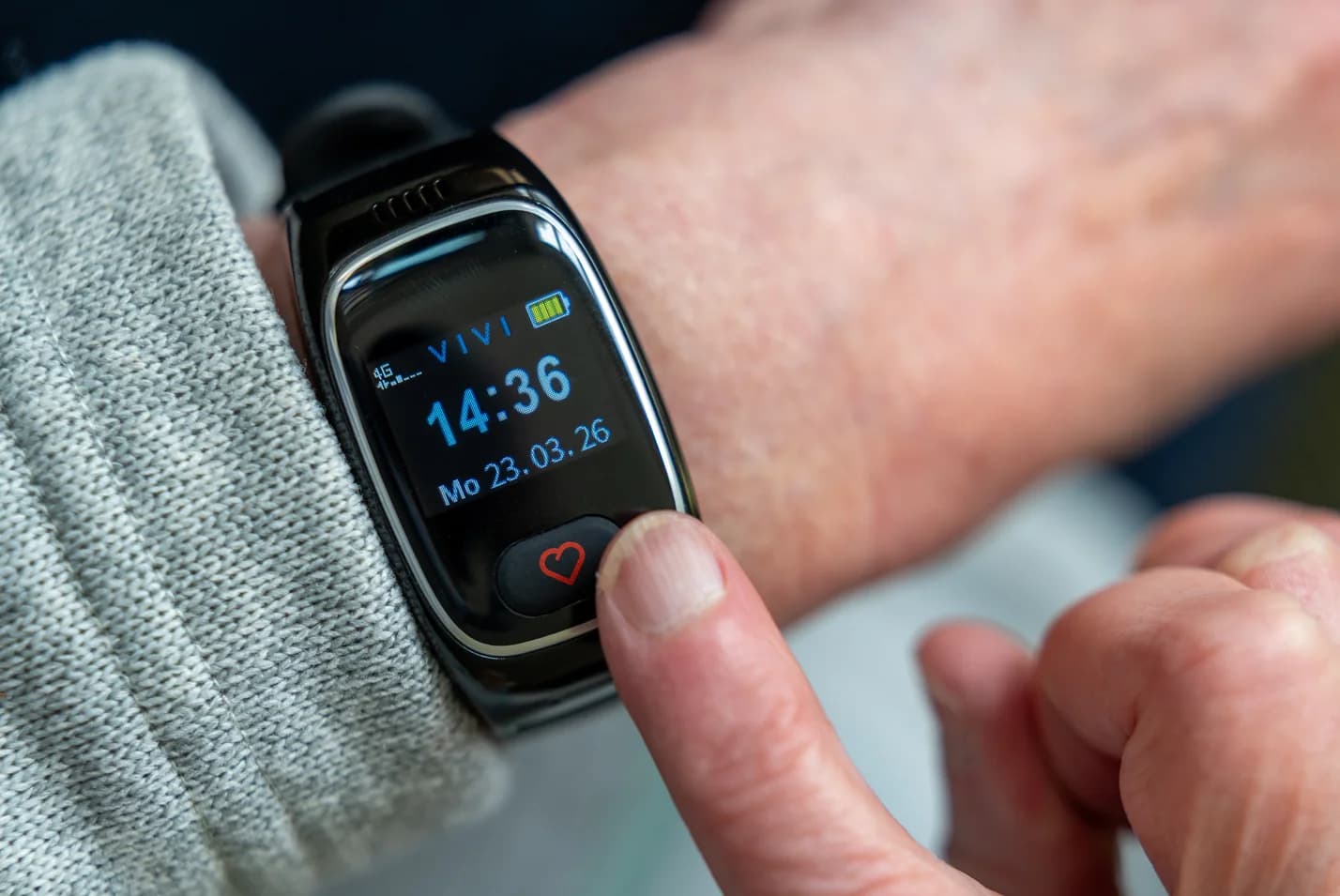VIVI watch am Handgelenk — Notruf- und Gesundheitsuhr mit VIVI-Display, Uhrzeit und Herzfrequenzanzeige