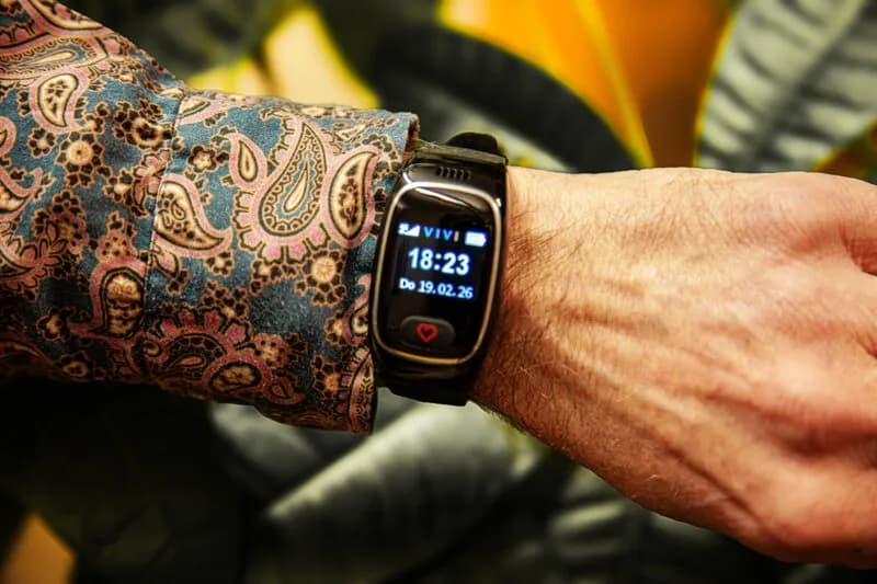 VIVI watch am Handgelenk — Notruf- und Gesundheitsuhr mit VIVI-Display, Uhrzeit und Herzfrequenzanzeige